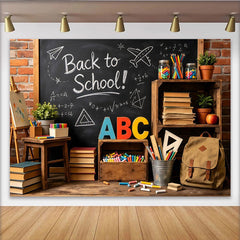 Lofaris Tableau noir et fournitures scolaires pour la rentrée scolaire, arrière-plan éducatif avec livres et lettres pour studio photo