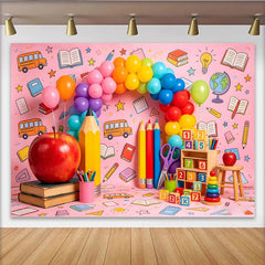 Lofaris. Toile de fond rentrée scolaire rose, ballons et fournitures, décor ludique pour enfants pour studio photo ou fête d'école