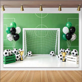 Lofaris Toile de fond anniversaire football terrain vert avec buts et ballons, décor de fête sportive avec trophées et ballons