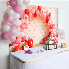 Lofaris Toile de fond anniversaire fraise rose avec ballons, décor mural motif fraises et ballons rouges pour fête d'enfants