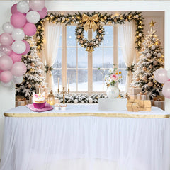 Lofaris Toile de fond de Noël avec fenêtre enneigée et décorations dorées, élégant arrière-plan festif pour studio photo et fête d'hiver
