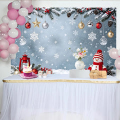 Lofaris Toile de fond de Noël enneigée avec bonhomme de neige, branches de pin et baies rouges, décor hivernal féerique pour studio photo