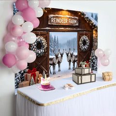 Lofaris Toile de fond de Noël ferme de rennes enneigée, décor d'hiver avec cadeaux et bonhommes en pain d'épices pour studio photo