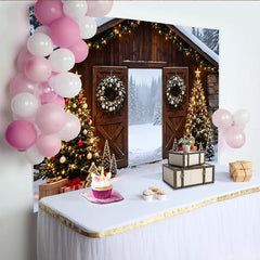 Lofaris Toile de fond de Noël rustique avec grange enneigée et sapins décorés, arrière-plan de photographie hivernale pour fêtes