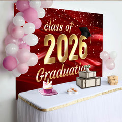 Lofaris Toile de Fond de Fête Élégante Diplômés Rouge et Or Classe 2026, avec un Chapeau et Confettis Étincelants