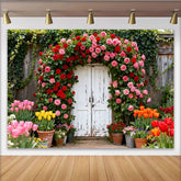 Lofaris. Toile de fond de fête avec arche de roses rouges et roses, porte rustique et jardin fleuri, pour printanières