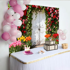 Lofaris Toile de fond de jardin printanier avec porte rustique, roses rouges et roses, tulipes colorées pour célébration