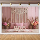 Lofaris Toile de fond rose 1er anniversaire bohème avec macramé et fleurs, décor de fête pour bébé avec herbe de la pampa et coussins