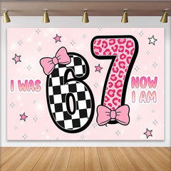 Lofaris Toile de fond pour 67e anniversaire rose avec motifs léopard et carreaux, arrière-plan élégant de fête pour studio photo