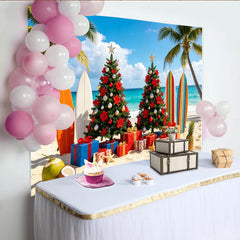 Lofaris Toile de fond de Noël sur la plage avec sapins décorés et cadeaux, arrière-plan tropical palmiers et planches de surf pour photo