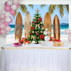 Lofaris Toile de fond de Noël tropicale avec sapin décoré et planches de surf, magnifique arrière-plan de vacances pour célébration estivale