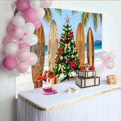 Lofaris Toile de fond de Noël tropicale avec sapin décoré et planches de surf, magnifique arrière-plan de vacances pour célébration estivale