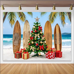 Lofaris Toile de fond de Noël tropicale avec sapin décoré et planches de surf, magnifique arrière-plan de vacances pour célébration estivale