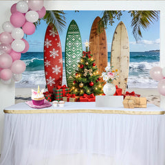 Lofaris Toile de fond de Noël plage tropicale avec planches de surf et sapin, festif avec cadeaux et flocons de neige pour studio photo