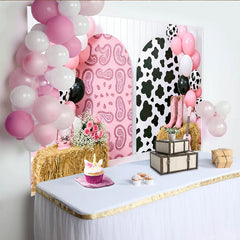 Lofaris, Toile de fond rose imprimé vache pour anniversaire cowgirl, décor de fête western avec ballons et bottes