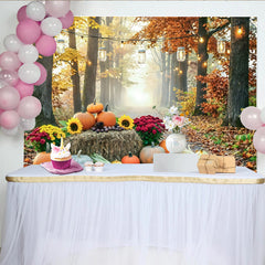 Découvrez Toile de fond automne avec citrouilles et tournesols, magnifique arrière-plan de forêt pour studio photo