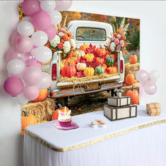 Découvrez Toile de fond paysage automnal avec camion blanc et citrouilles, bel arrière-plan de récolte rustique pour studio photo