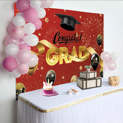 Lofaris Toile de fond de remise des diplômes rouge et or avec ballons et chapeau, élégant arrière-plan de fête pour célébration et studio photo