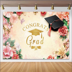 Lofaris Toile de fond félicitations diplômé dorée avec chapeau et fleurs roses, élégant arrière-plan floral pour célébration de fin d'études
