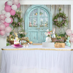 Lofaris Toile de fond de Pâques printanière avec lapins, œufs et fleurs, porte bleue et couronnes florales, pour célébrations douces.