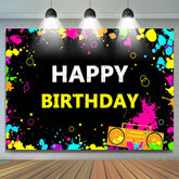 Toile de fond de joyeux anniversaire de mur de graffiti sur le thème des années 90 et 80