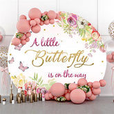 Un petit papillon est sur le chemin Baby Shower Round Backdrop