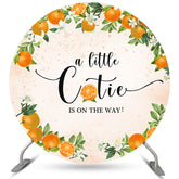 Une petite mignonne est sur le chemin de la toile de fond ronde de douche de bébé