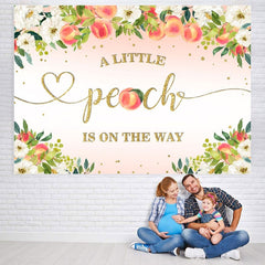 Une petite pêche est sur le chemin de fond de douche de bébé