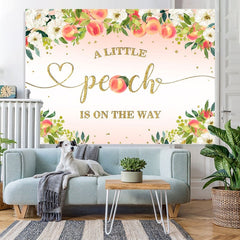 Une petite pêche est sur le chemin de fond de douche de bébé