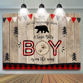Un doux garçon est sur le chemin en bois Baby Shower Backdrop