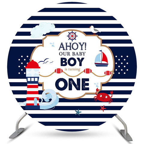 Ahoy, notre petit garçon tourne une toile de fond d'anniversaire ronde Ahoy, notre petit garçon tourne une toile de fond d'anniversaire ronde