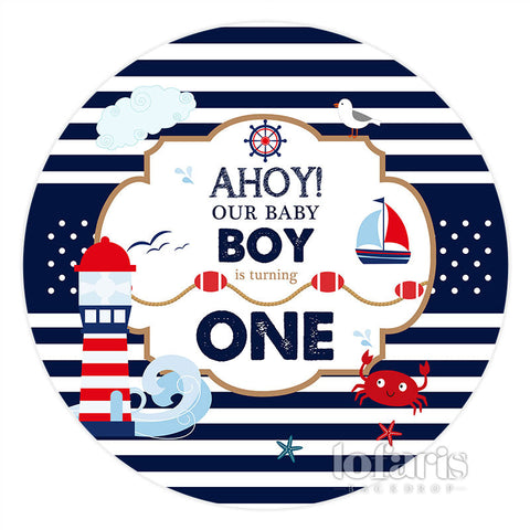 Ahoy, notre petit garçon tourne une toile de fond d'anniversaire ronde Ahoy, notre petit garçon tourne une toile de fond d'anniversaire ronde