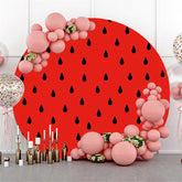 Gouttes de pluie noires rondes sur fond rouge pour fête d'anniversaire