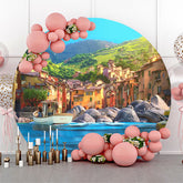 Blue Sea Peaceful Town Mountain Rond Toile de fond Luca