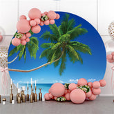 Plage de ciel bleu avec toile de fond de vacances ronde de cocotier