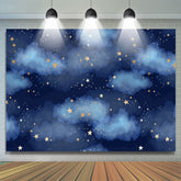 Toile de fond bleu nuage et étoiles pour la fête d'anniversaire