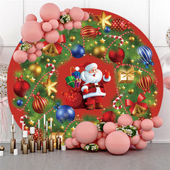 Boules de noël colorées autour de la toile de fond du jour de noël rouge