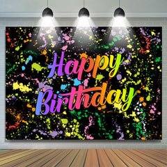 Graffiti coloré basé sur une toile de fond noire Happy Birthday