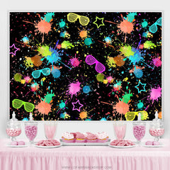 Toile de fond d'anniversaire de motif de lunettes de graffiti coloré