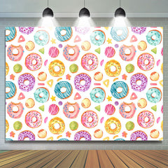 Toile de fond joyeux anniversaire sur le thème des beignets sucrés colorés