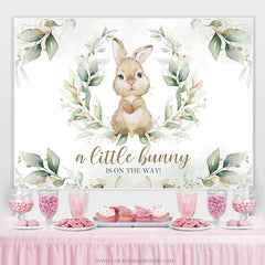 Le lapin mignon est sur le chemin de la toile de fond de douche de bébé