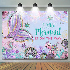Mignonne petite sirène est sur le chemin toile de fond de douche de bébé