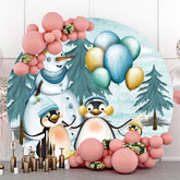 Fond rond de ballon de bonhomme de neige d'hiver de pingouin mignon
