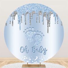 Paillettes bleues et argentées sur fond de cercle de pieds de bébé