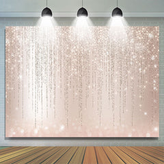 Lignes de paillettes et toile de fond d'anniversaire Bokeh rose clair