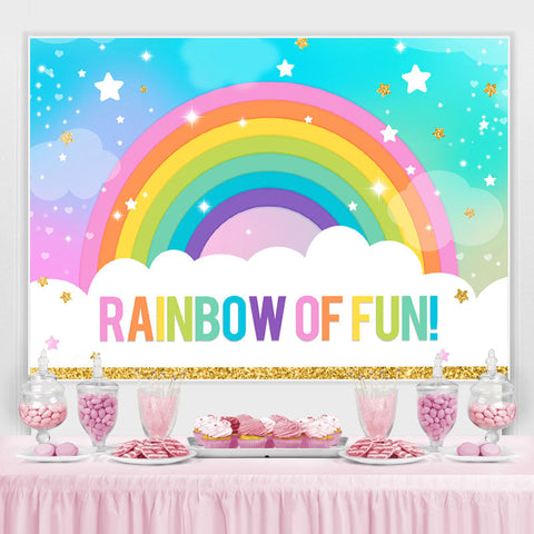 Arc-en-ciel scintillant de plaisir avec toile de fond d'anniversaire d'étoiles Arc-en-ciel scintillant de plaisir avec toile de fond d'anniversaire d'étoiles