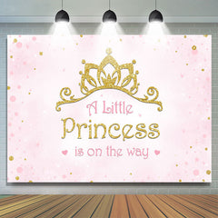 Couronne d'or et fête d'anniversaire de la petite princesse rose