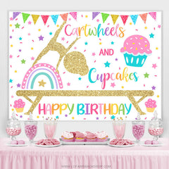 Toile de fond d'anniversaire de roues et de cupcakes à paillettes dorées