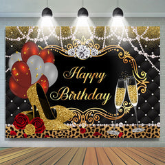 Toile de fond d'anniversaire de talons hauts et de ballons de paillettes d'or