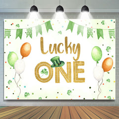 Ballon vert trèfle chanceux un anniversaire toile de fond